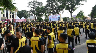 Anggota Polri - TNI Olahraga Bersama, Bagi-Bagi Doorprize Hadiahnya Sepeda Motor